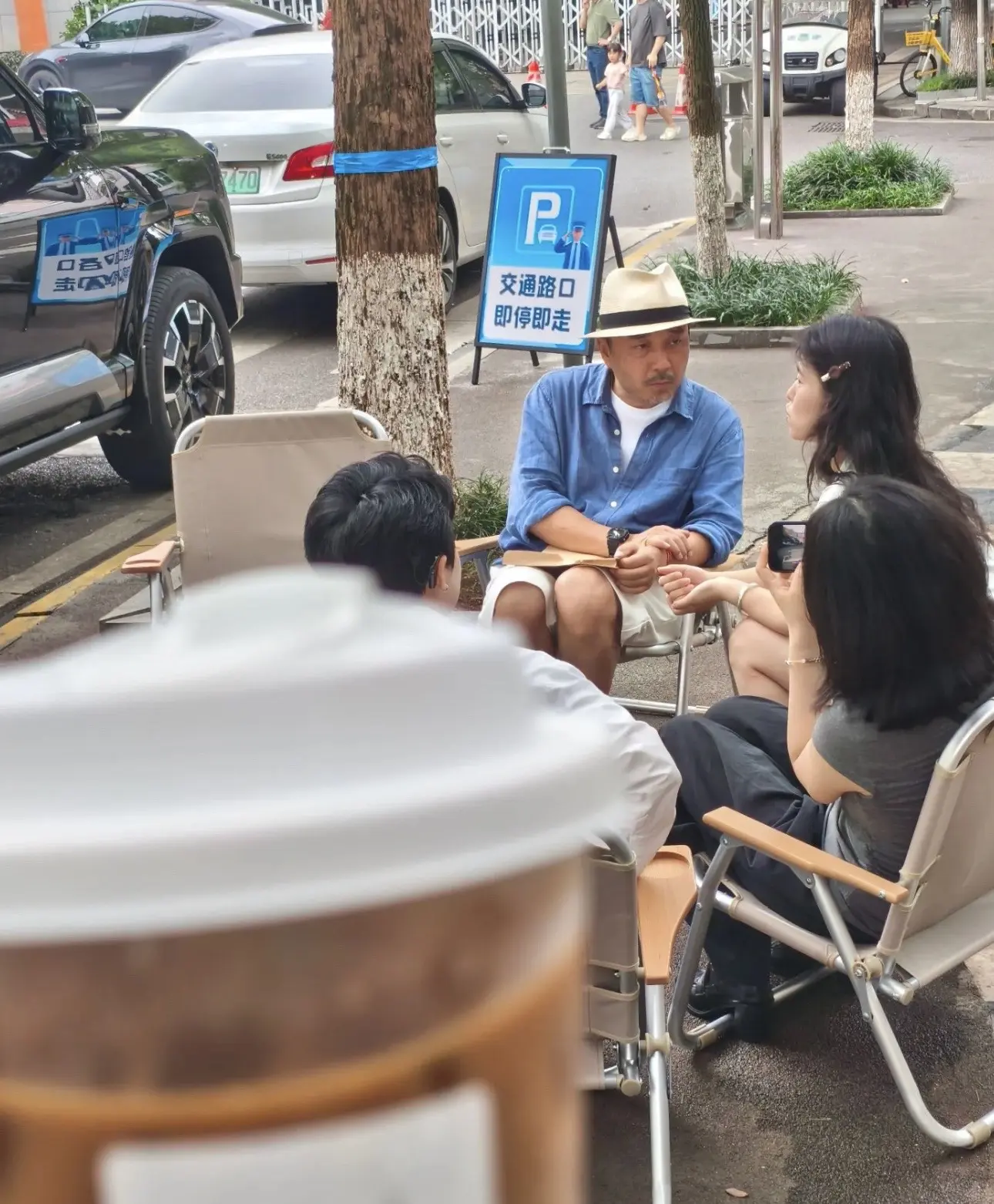 汪涵被偶遇打扮超接地气，网友却说他老了不少