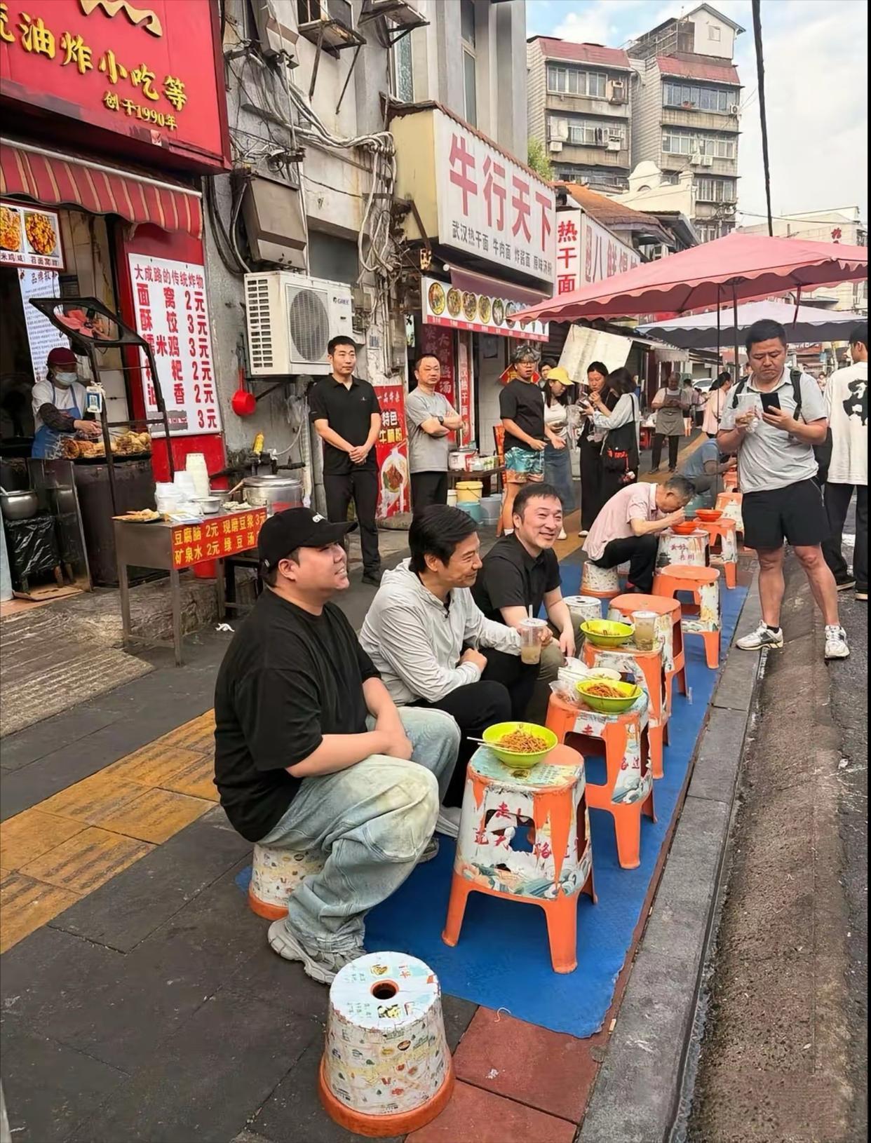 6月15日，小米创始人雷军在个人社交平台分享在武汉街头吃热干面，他穿着灰白色防晒