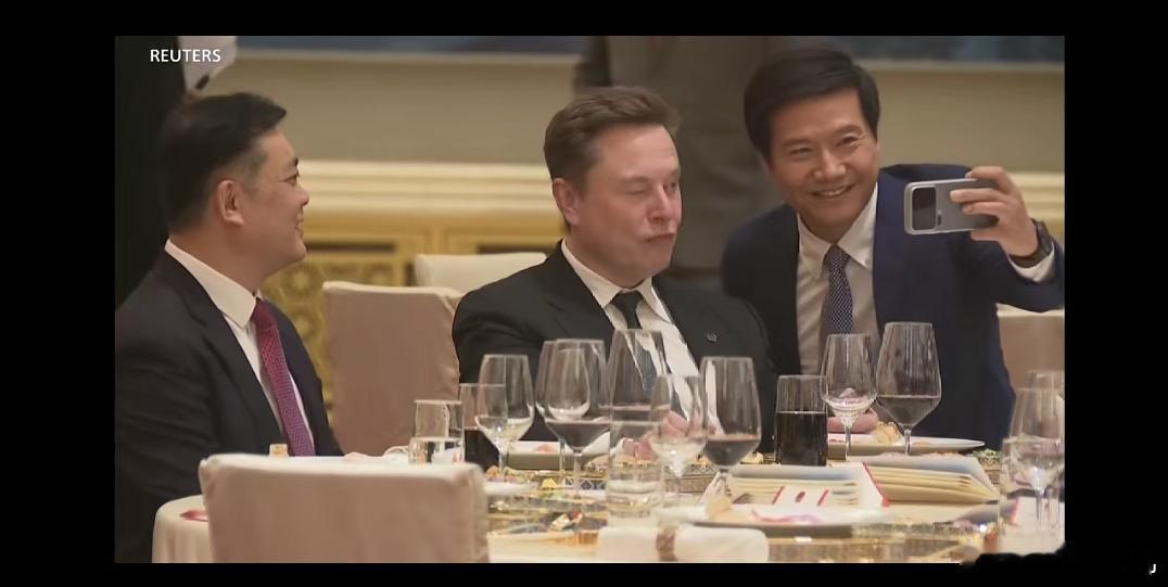 雷军找马斯克合影了马斯克甚至做了个鬼脸