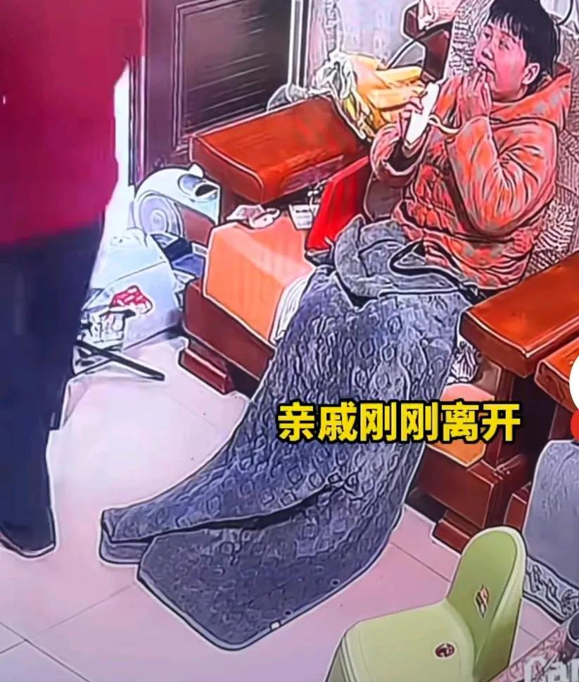 亲戚来看望生病的女孩，不知道女孩不会咀嚼。随手给了她一根香蕉。
女孩咬了一口，