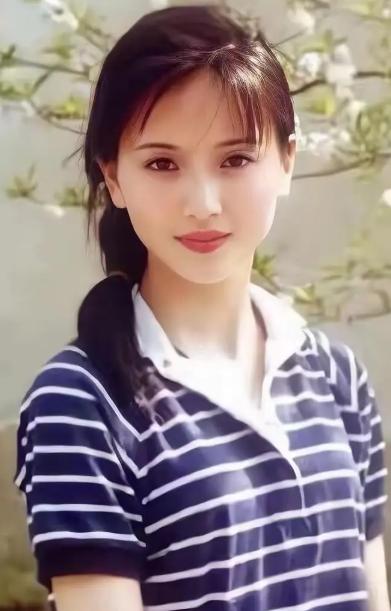 演员侯勇说：“1992年，在央视春晚的后台，我第一次见到陶慧敏，就在心里想，天哪