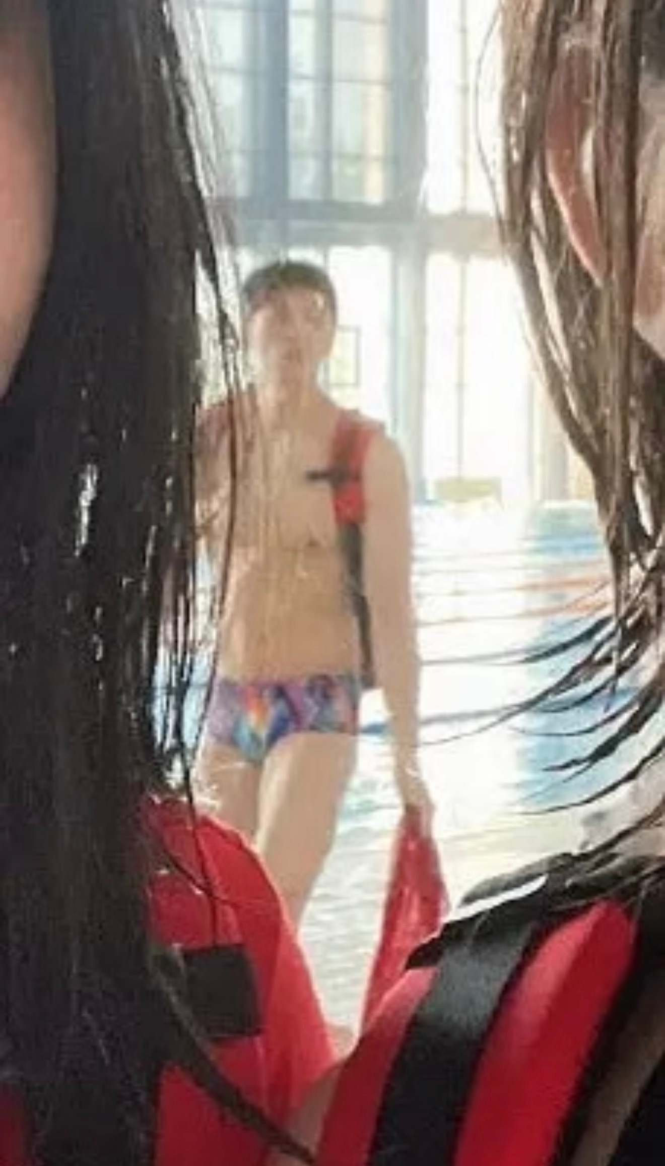 “不管是小运动员还是老运动员，他只要看到有镜头，就会突然出现。”此事有多张照片记