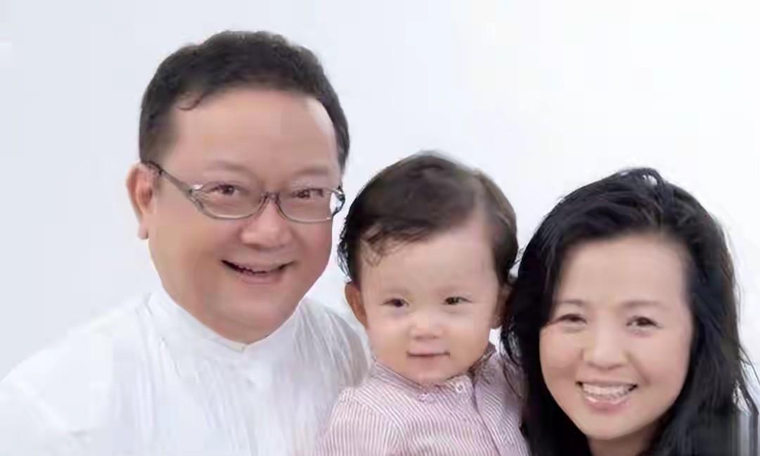 2006年，58岁的王刚三婚娶了小他20岁的郑艳东，新婚当晚王刚对郑艳东说：“我