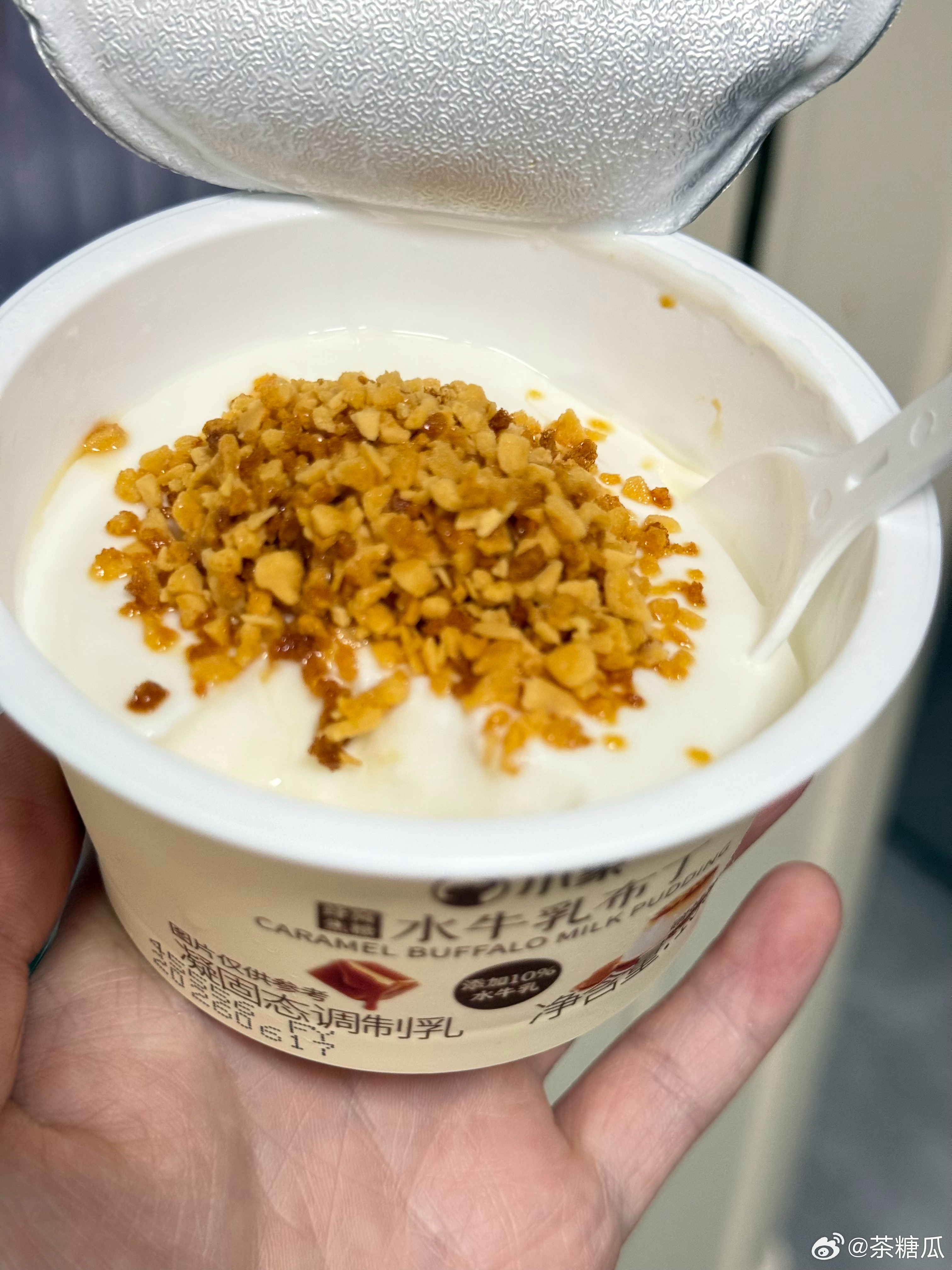 啊啊啊啊啊小象超市的水牛乳布丁好吃晕了！！！入口即化的奶布丁🍮上面是送的卡美罗