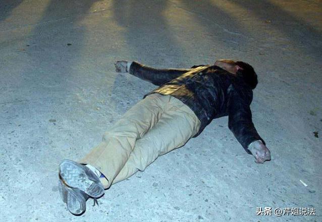 山东淄博，64岁男子王某醉酒摔跤磕破了头，儿子赶紧打了120，结果王某耍酒疯，不