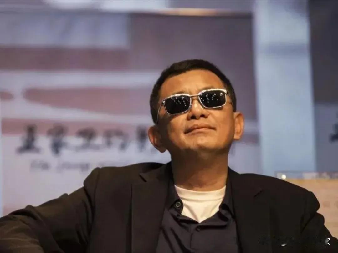 👓导演这种精🌞分子，就应该直接封杀！
没品，嘴又碎，还看不起人，以为带一副眼