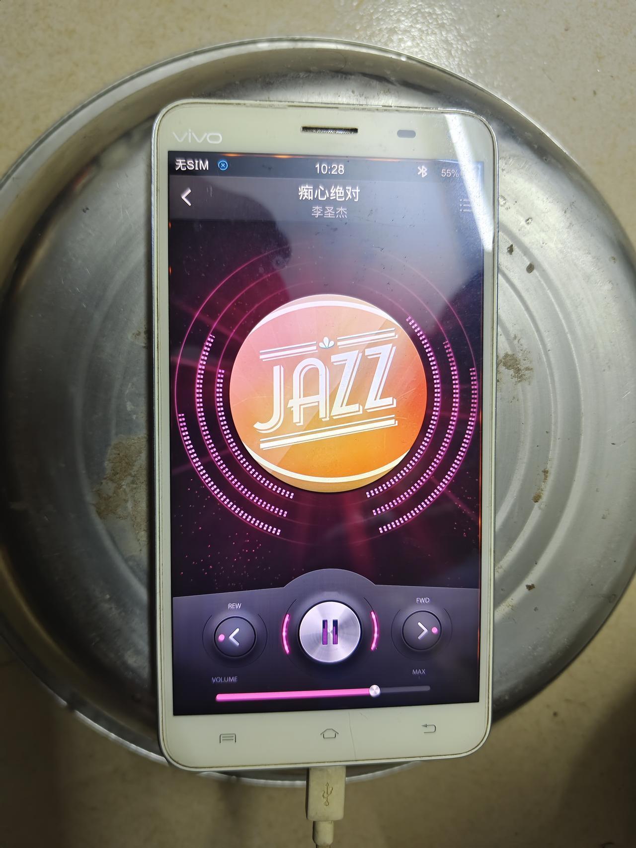 翻出十几年前压箱底的vivo X510w，Xplay屏幕上的时间还停在10月13