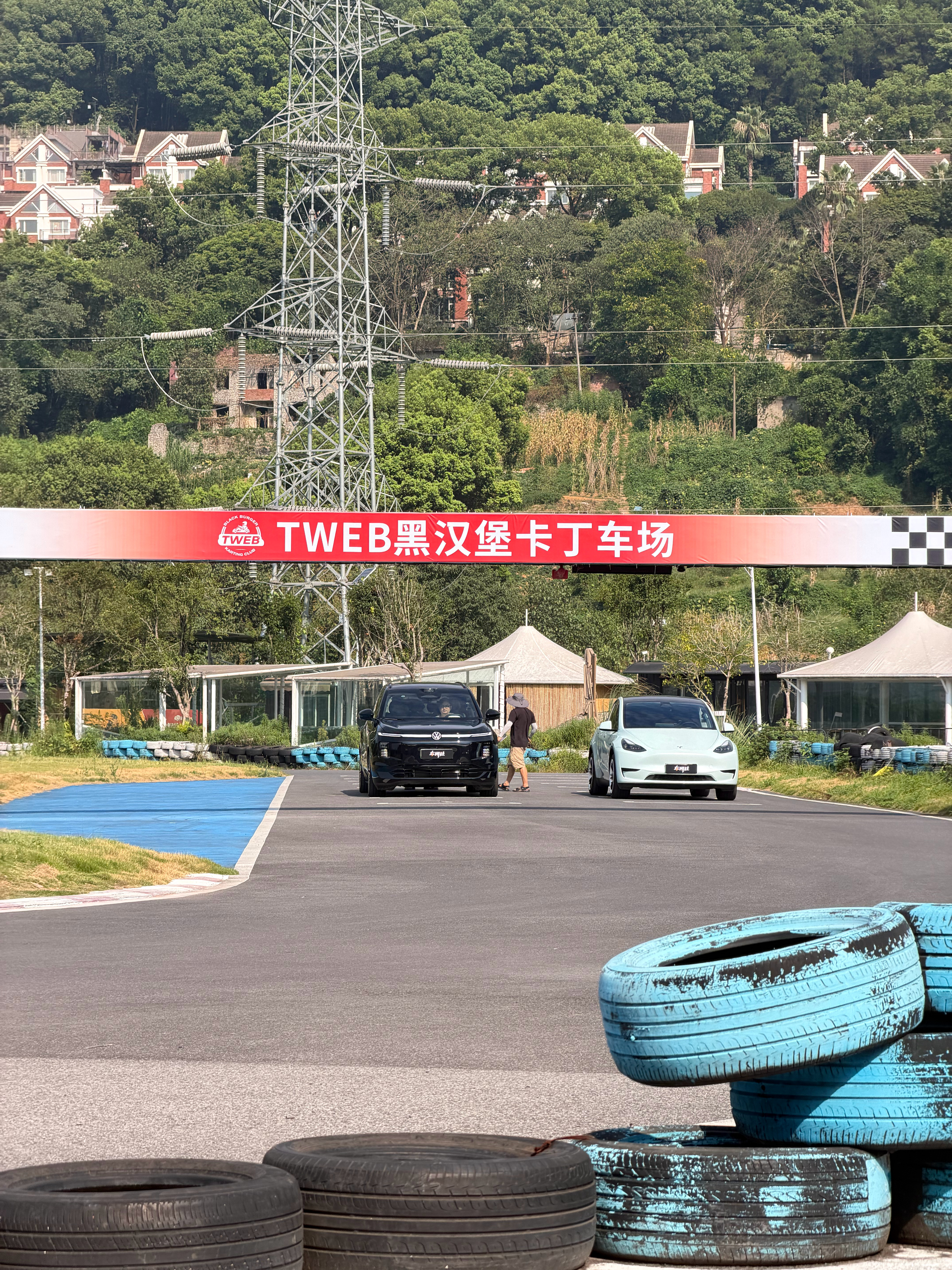 今天来拍赛道了在晒黑的道路上一去不复返我的日常plog 重庆·炫影空间卡丁车赛场