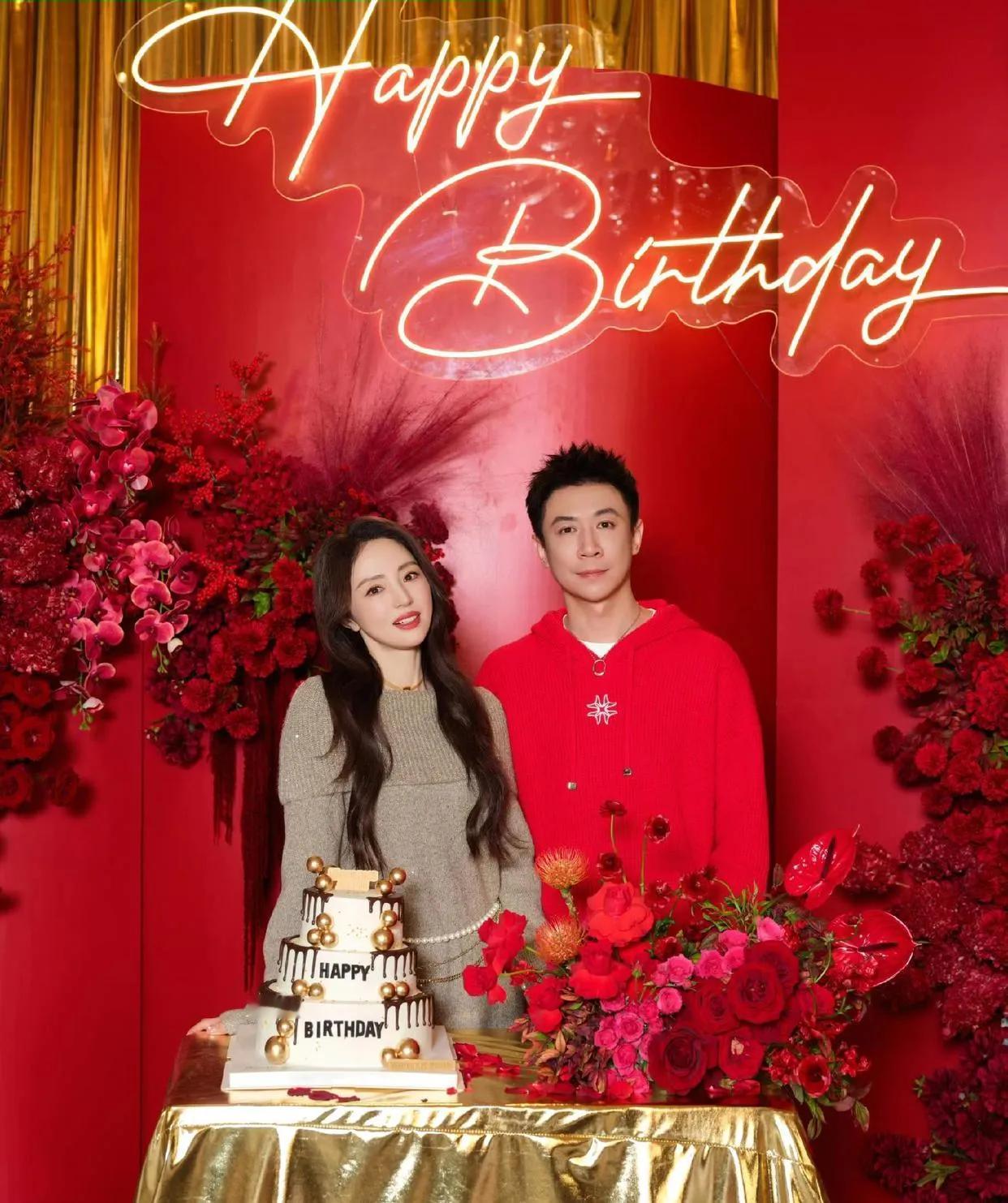 张维伊的生日派对，把氛围感拉满了！
 
董璇一家为张维伊庆生，不仅全家穿了喜庆的