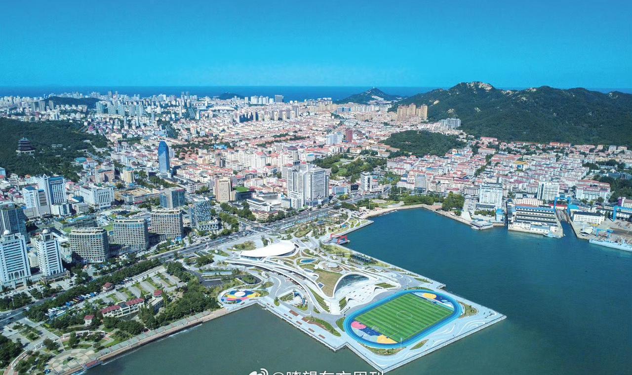 【威海：城市更新 幸福焕新】漫步于威海的海岸线，游客会在碧海蓝天之间被一座形如“