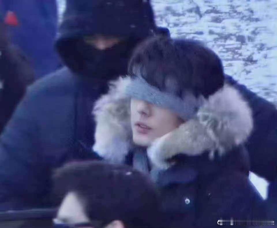 肖战小城良方蒙眼造型肖战蒙眼造型肖战小城良方蒙眼造型，哇塞，