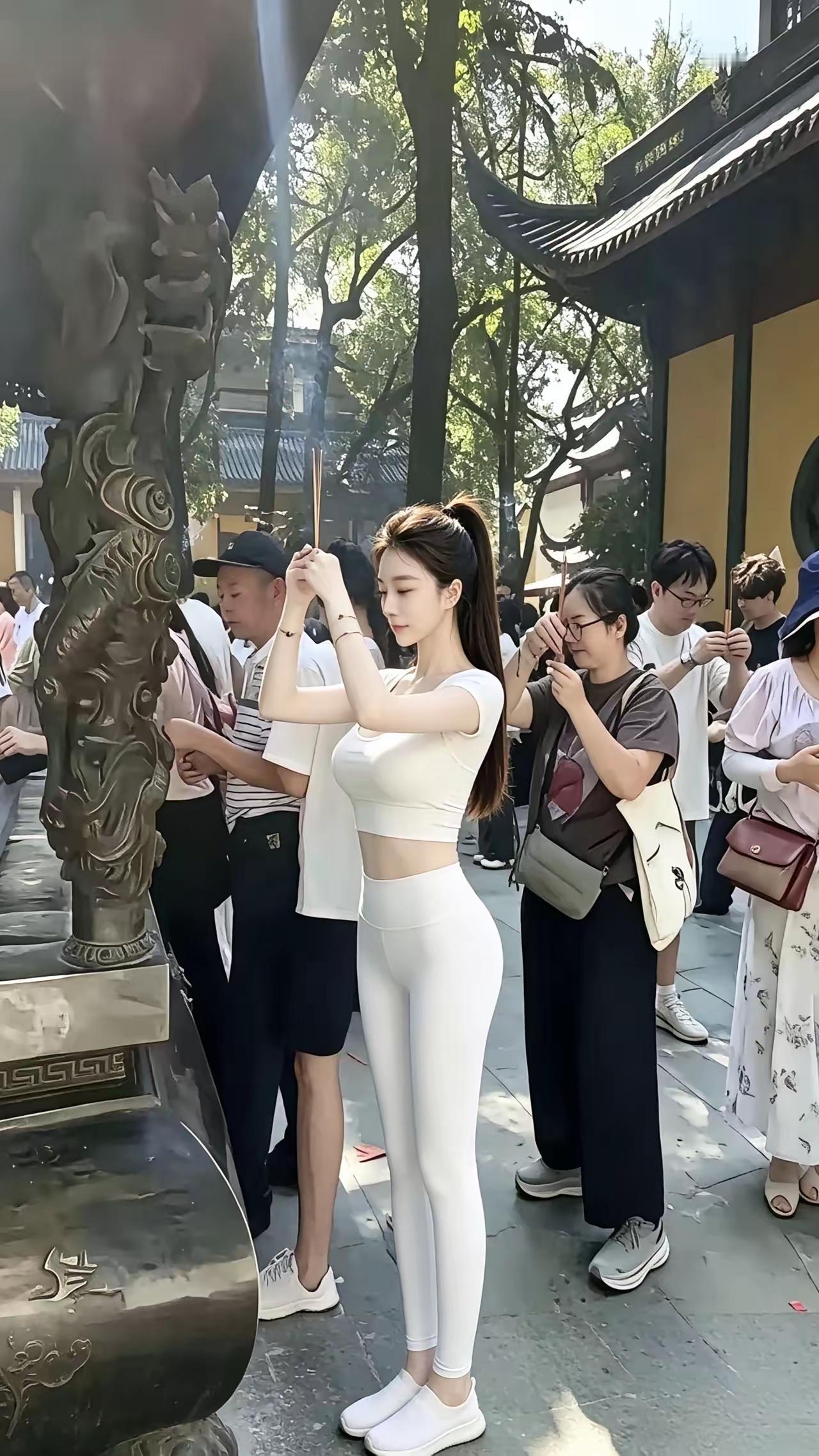 琐事心中装，
难解去将香。
福佑万事顺，
婚姻早日成。