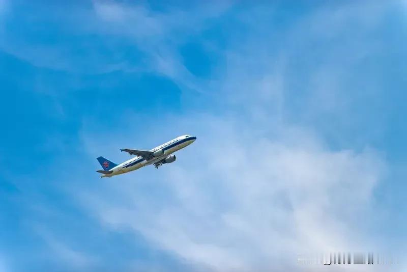 我鲁面条厂生产飞机。

一般都认为天上飞的飞机是高大上的东东吧？至少比地上跑的汽