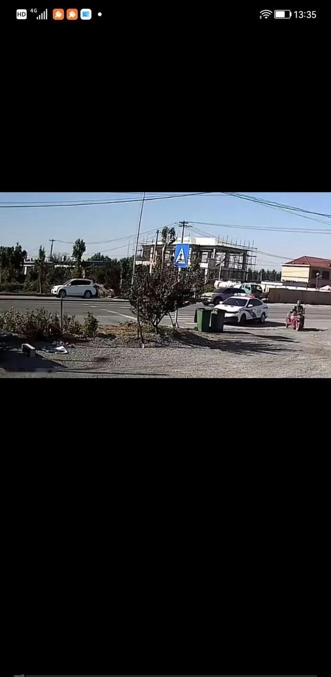 交警这次是真的拼了，追着违章的三轮车跑，结果三轮车翻了，交警也摔得不轻，木棍都断