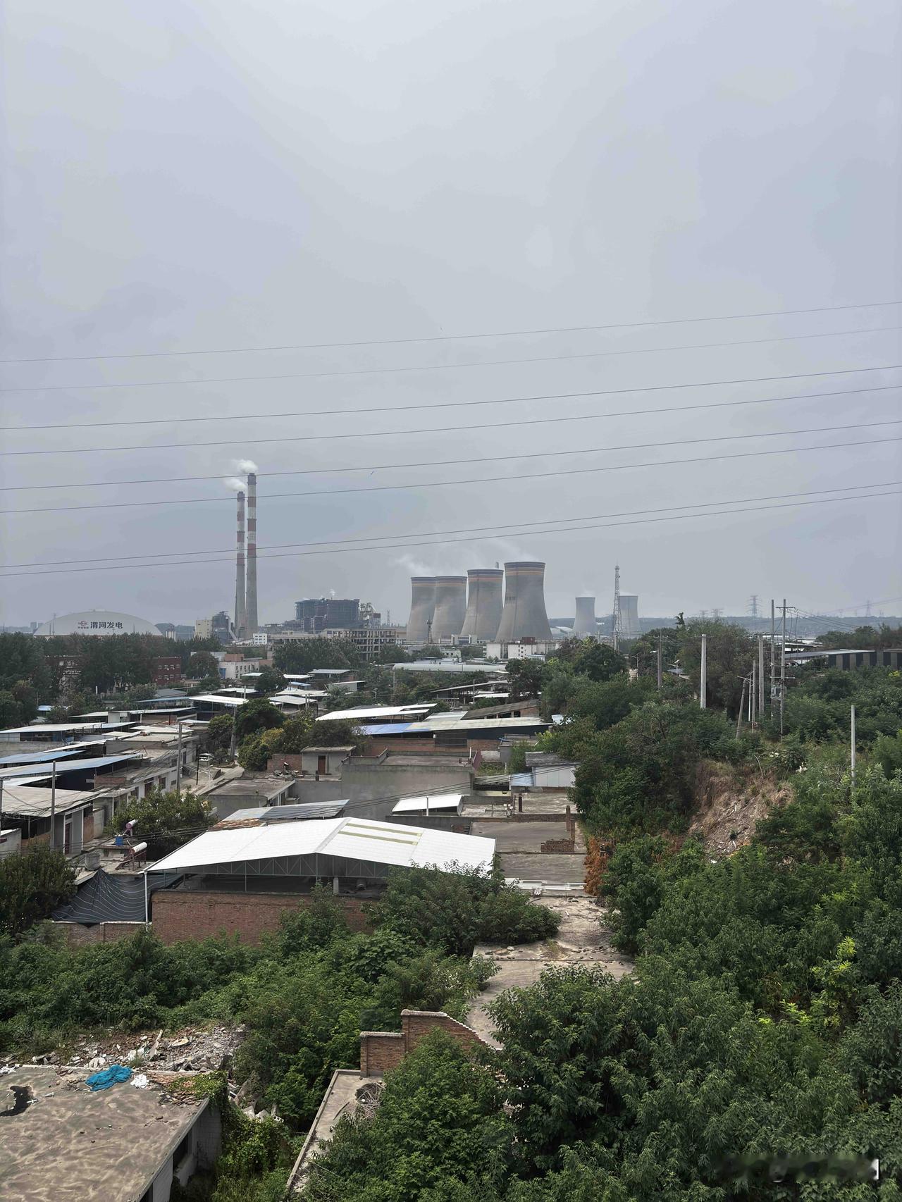 陕投渭河发电厂，规模看着挺大的，网上说这个老厂是1966年开始建设，1988年开