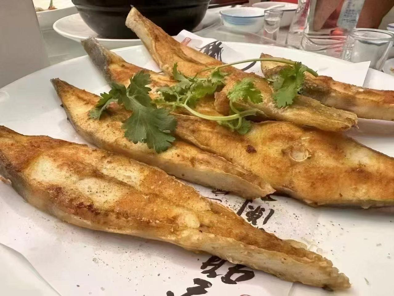 香煎海鱼，鲜嫩多汁，配上香菜，美味十足！
