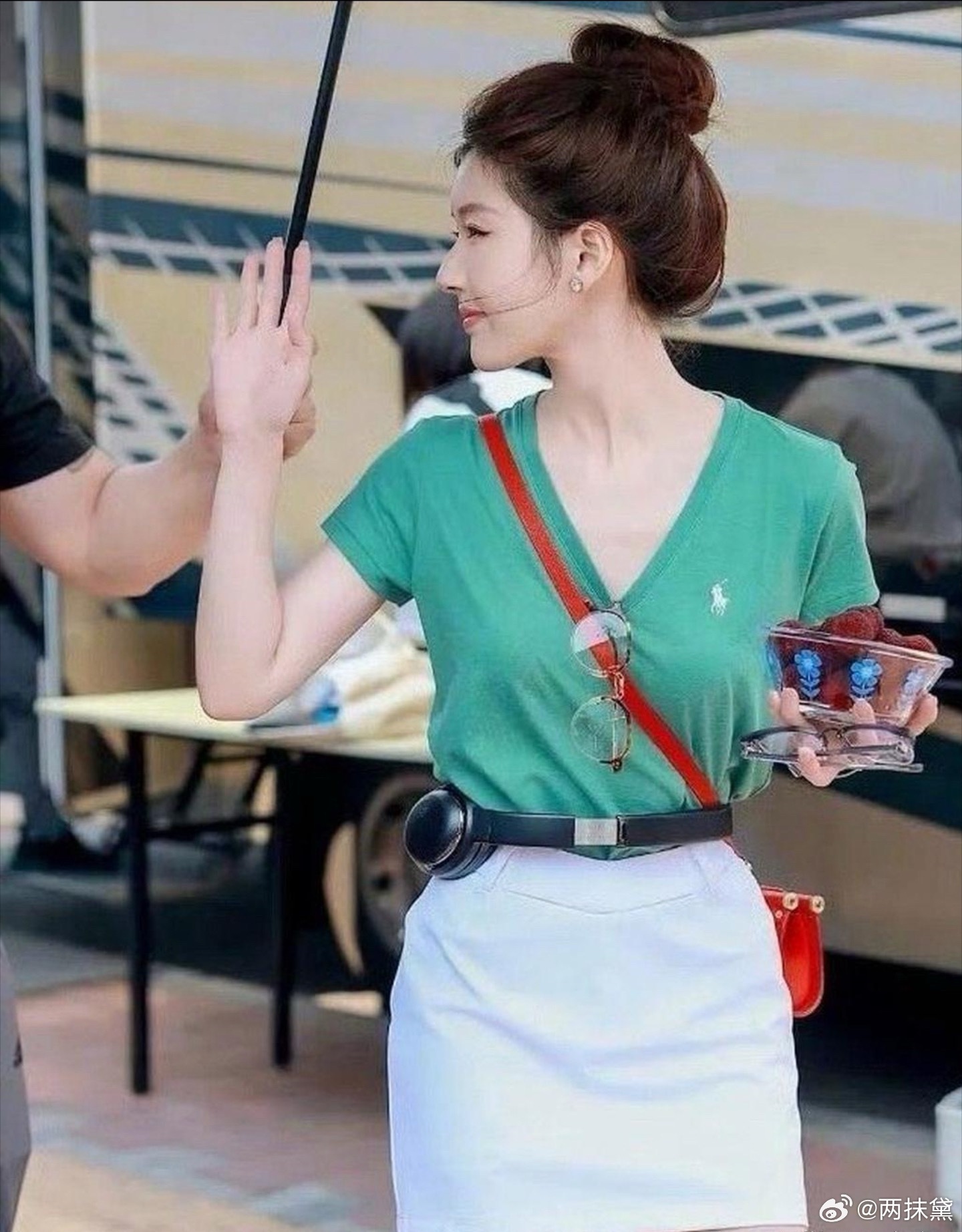 赵露思，耳机都可以当腰带了⋯⋯女明星的腰都这么细吗 