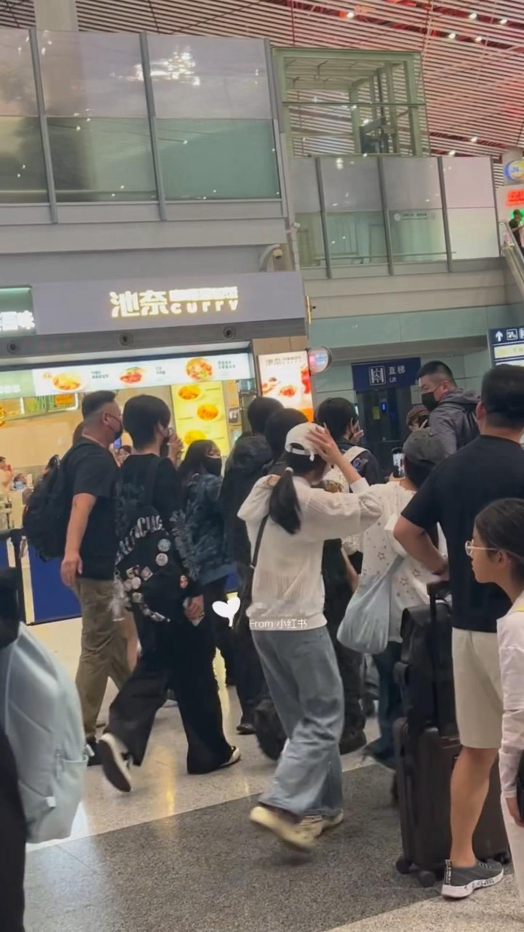 好呆萌好乖的背影 