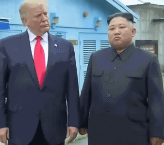 朝鲜最高领导人金正恩真不是一般领导人，从他分别和特朗普、普京会面时的脸部表情、肢