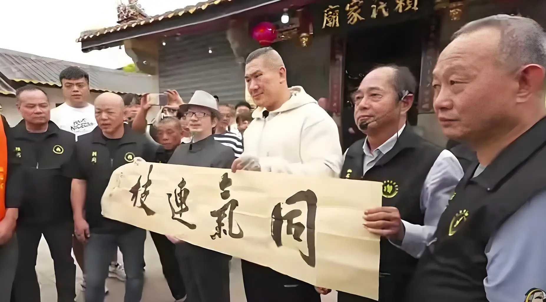 你可以怀疑馆长的立场，但你不能怀疑他整活儿的能力