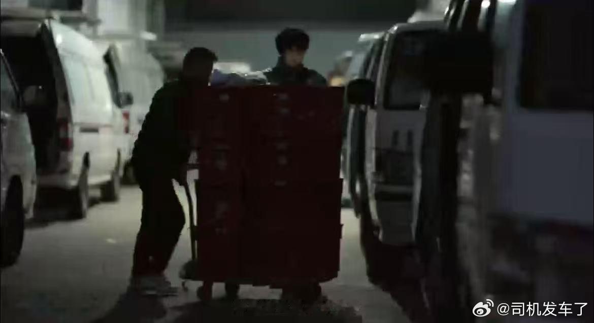 看见每一程 当星光洒满挡风玻璃，里程表跳动着岁月的故事，我们看见的是无数个平凡日