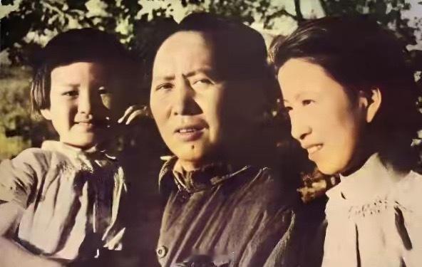 1943年 毛主席和自己的孩子在延安的珍贵照片 