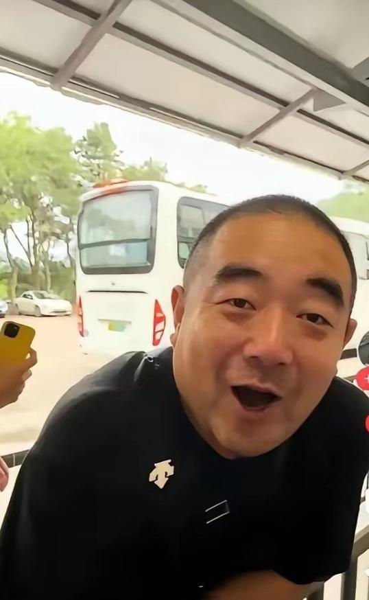 就是这个导游，把媚外两个字演绎得活灵活现。穿着一身迪桑特，人模人样，结果干的事真