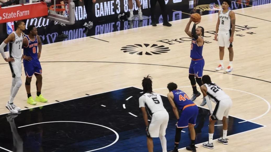 纽约尼克斯队在NBA总决赛中击败了韦姆巴亚马率领的马刺队，取得领先优势
周六，圣