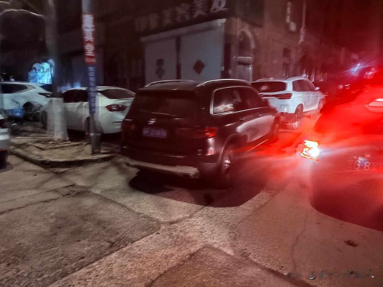 南通“顶级豪华奔驰”车主，堵死连云港三岔主路口

当今社会私家车越来越普及，普通