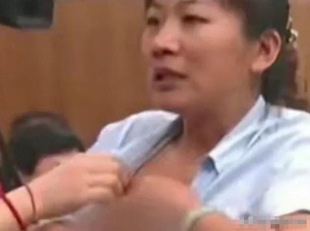 2019 年，在北京，一名女子被丈夫告上法庭，庭审现场她敞开衣襟，露出乳腺癌手术