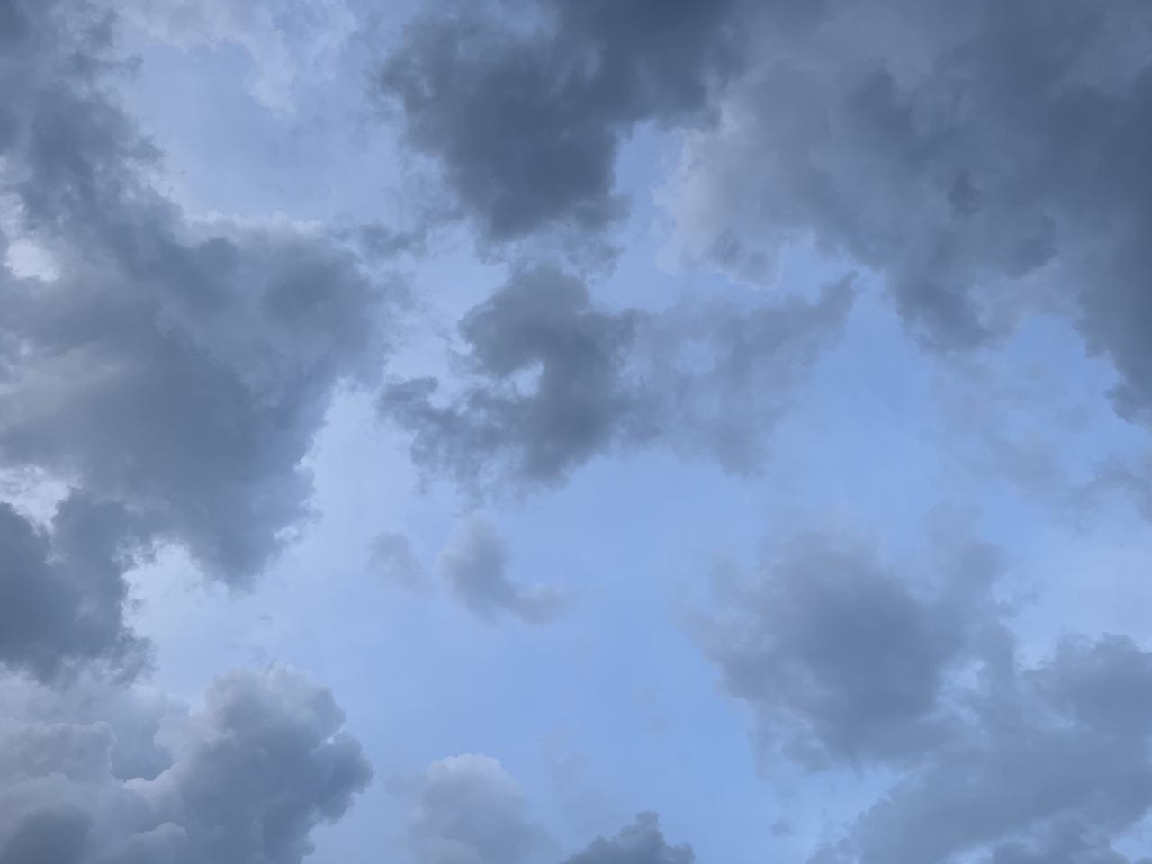 雨后华农的天空，黑云压城的既视感。

好久没有在大学校园里面转转了，自从毕业后，