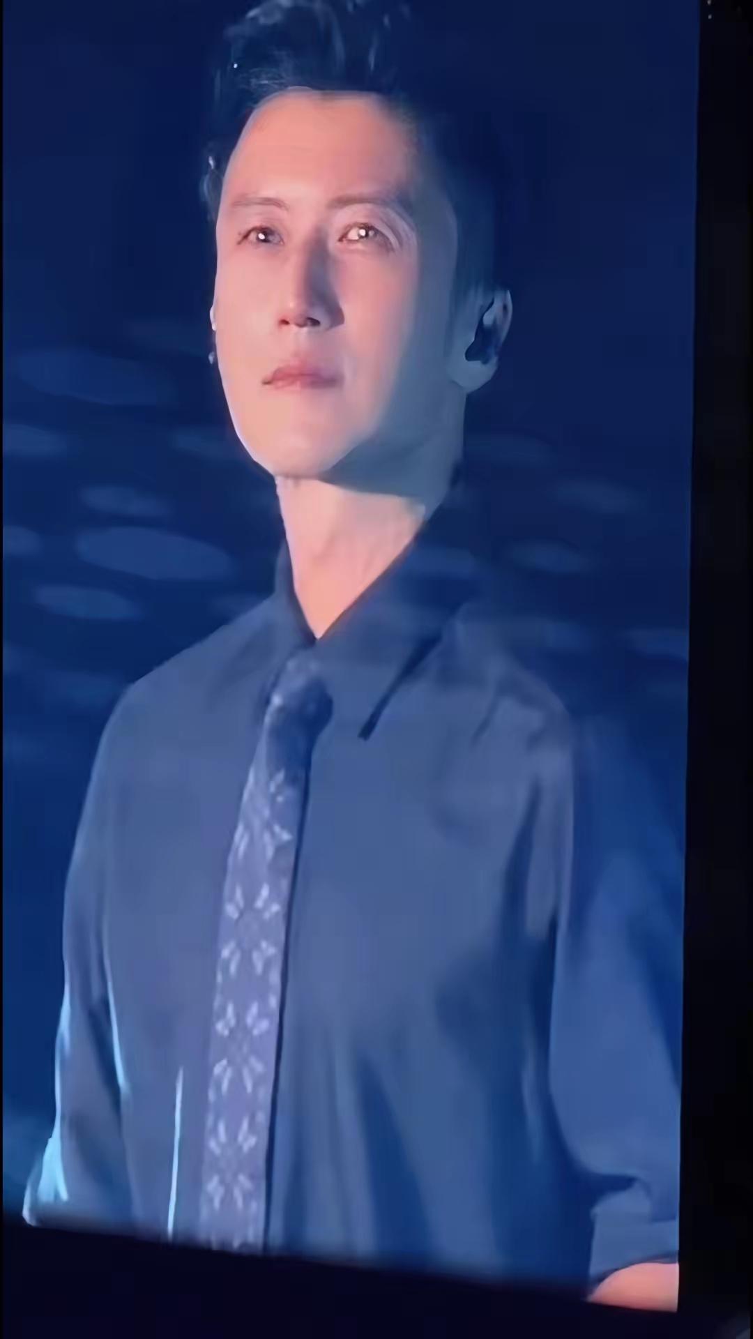 谢庭锋在演唱会上落泪了，大家一定猜想到是父亲刚刚离世的原因。
可谁也想不到竟然是
