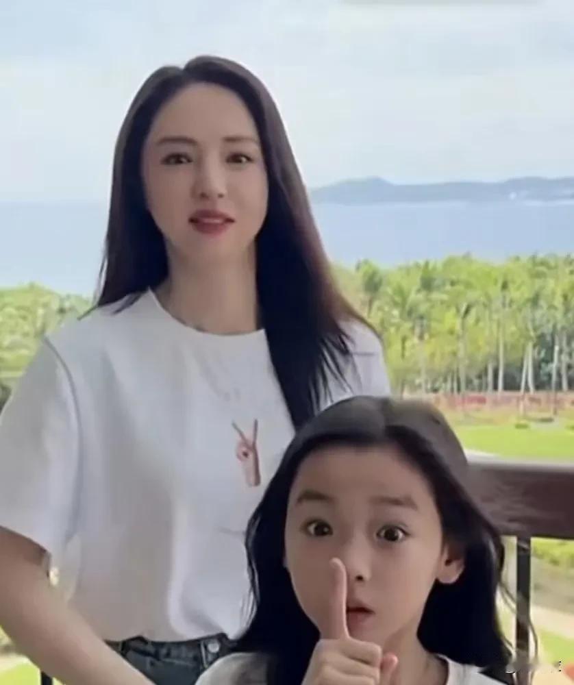 董璇的孩子上学了，所以她有一整个白天呢，感觉她何必这么折腾，放假就全家出去玩，开
