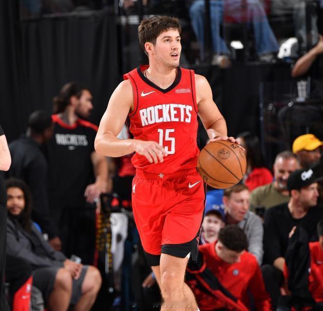 有的时候火箭队的射手谢泼德虽然投篮表现不佳，不过他仍旧能以其他的方式帮助火箭队获