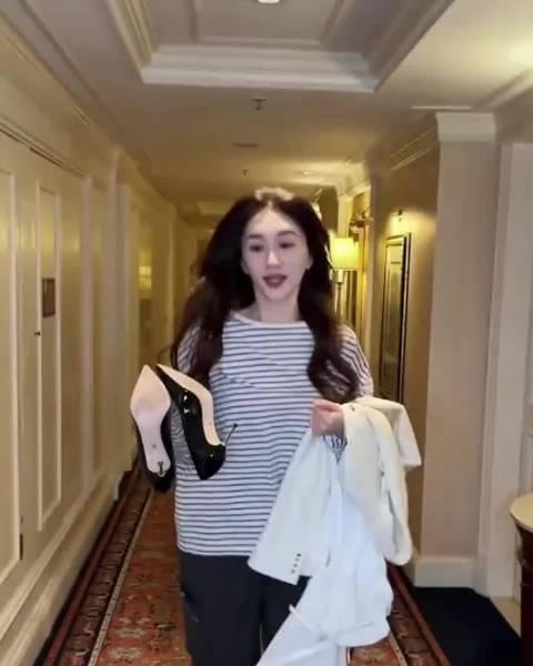 毫无运动痕迹

哈哈哈但是还是阻止不了李小冉姐姐的美丽真的太漂亮了好喜欢姐姐！ 