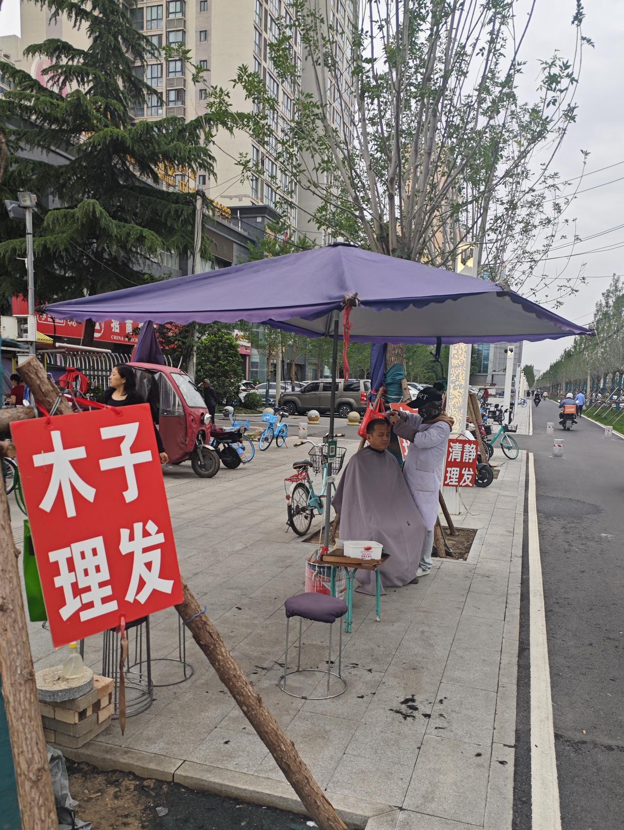 接受了街头理发

近几年来，在城市的街头巷尾，理发的小摊慢慢多了起来。起初还不理