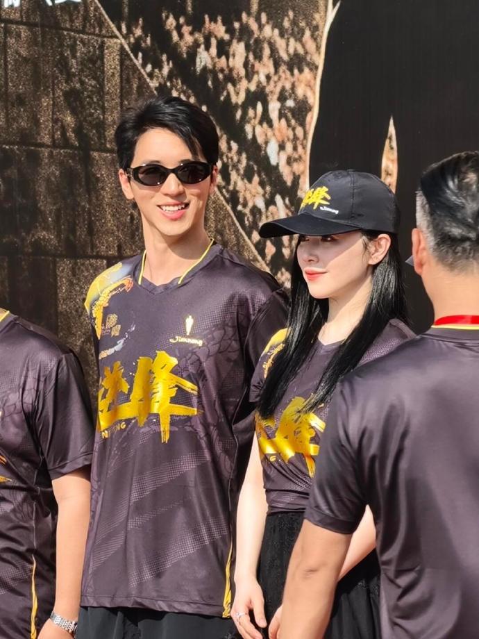 阚清子开机照戴了求婚钻戒 阚清子开机照戴了求婚钻戒 ，事业有成，爱情美满，阚清子