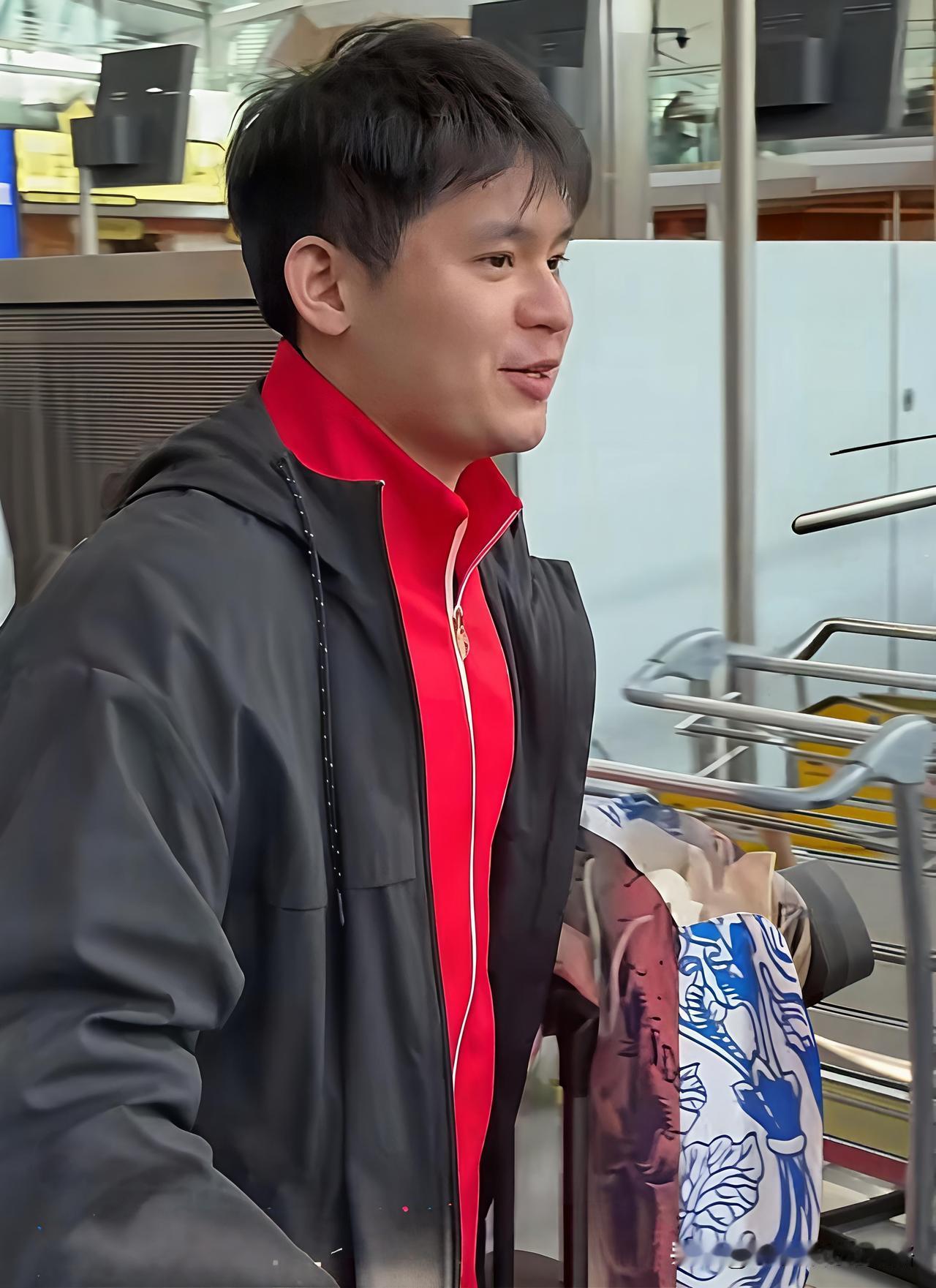 林诗栋归来，笑的很开心。
其实他还是个孩子，开心了就笑，激动了就哭，谁让他是最小