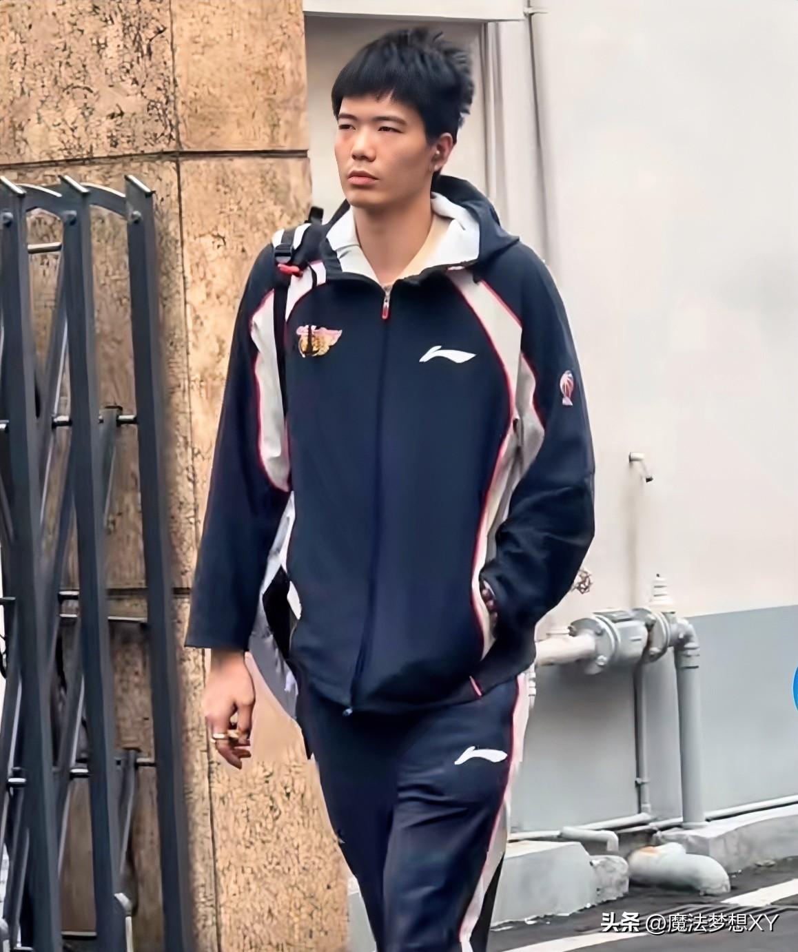 终于搞清楚了，
焦泊乔为什么上一场打四川没上场？
不是因为他受伤了，而是因为
他