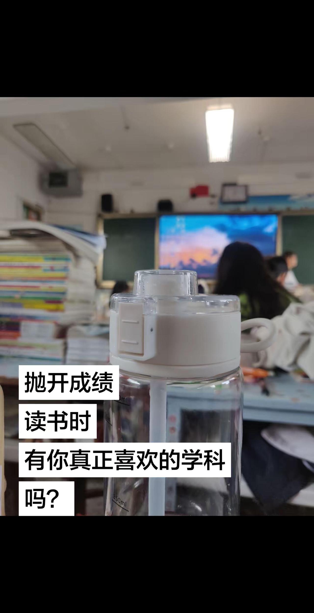 抛开成绩，读书的时候，你有没有真正喜欢过哪门学科呀？课桌记忆 教室的回忆 教室里