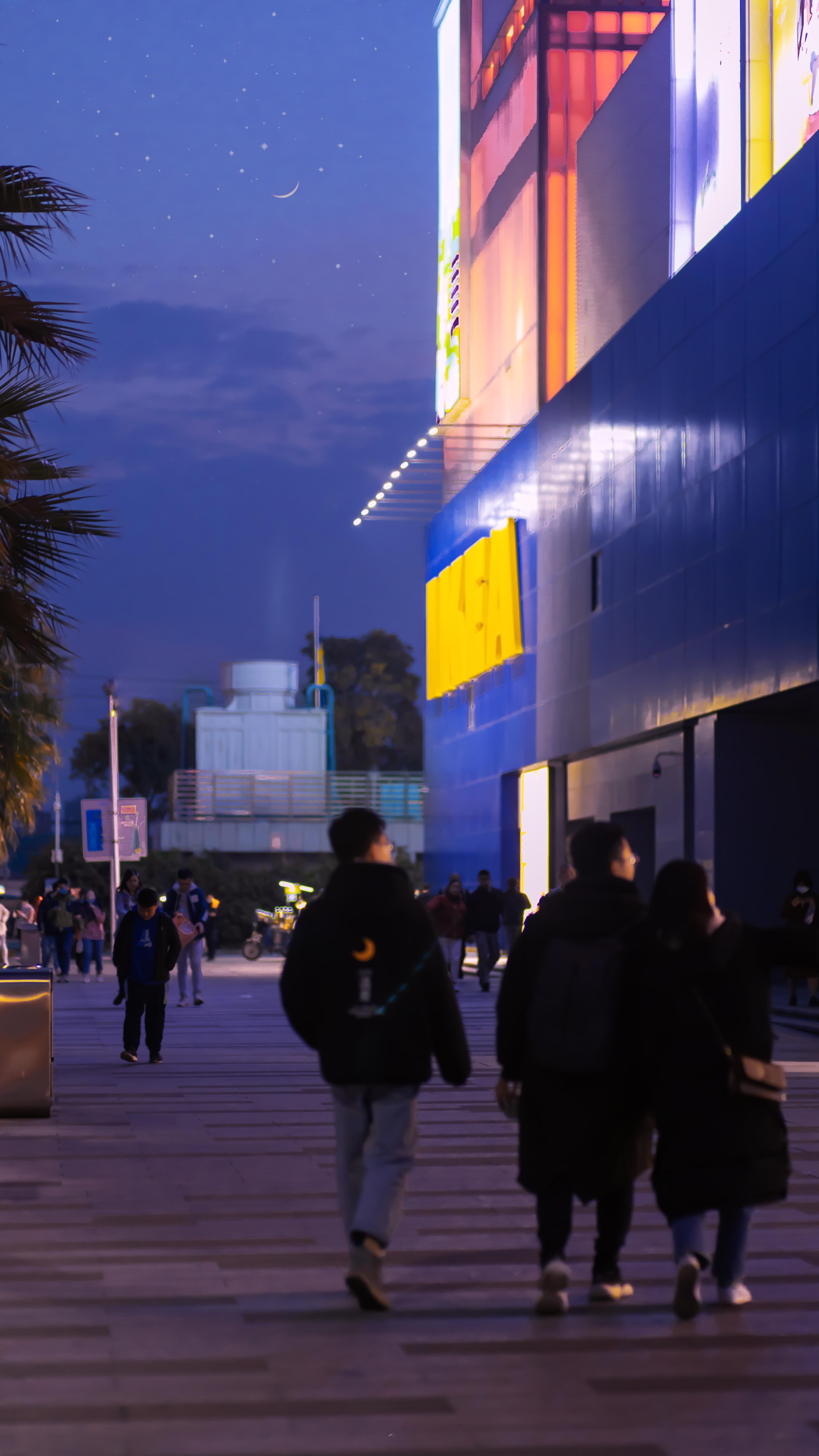 上网曾经是逃避现实的一种方式。现在，现实是逃避网络的一种方式。 