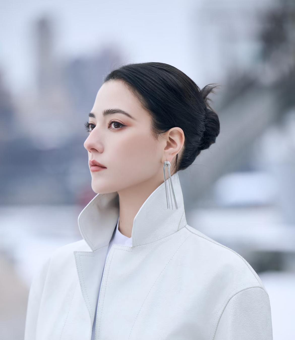 娜然有一个很明显的缺点
如果她一直改不掉的话
估计是要吃很大的亏了，那就是她的面