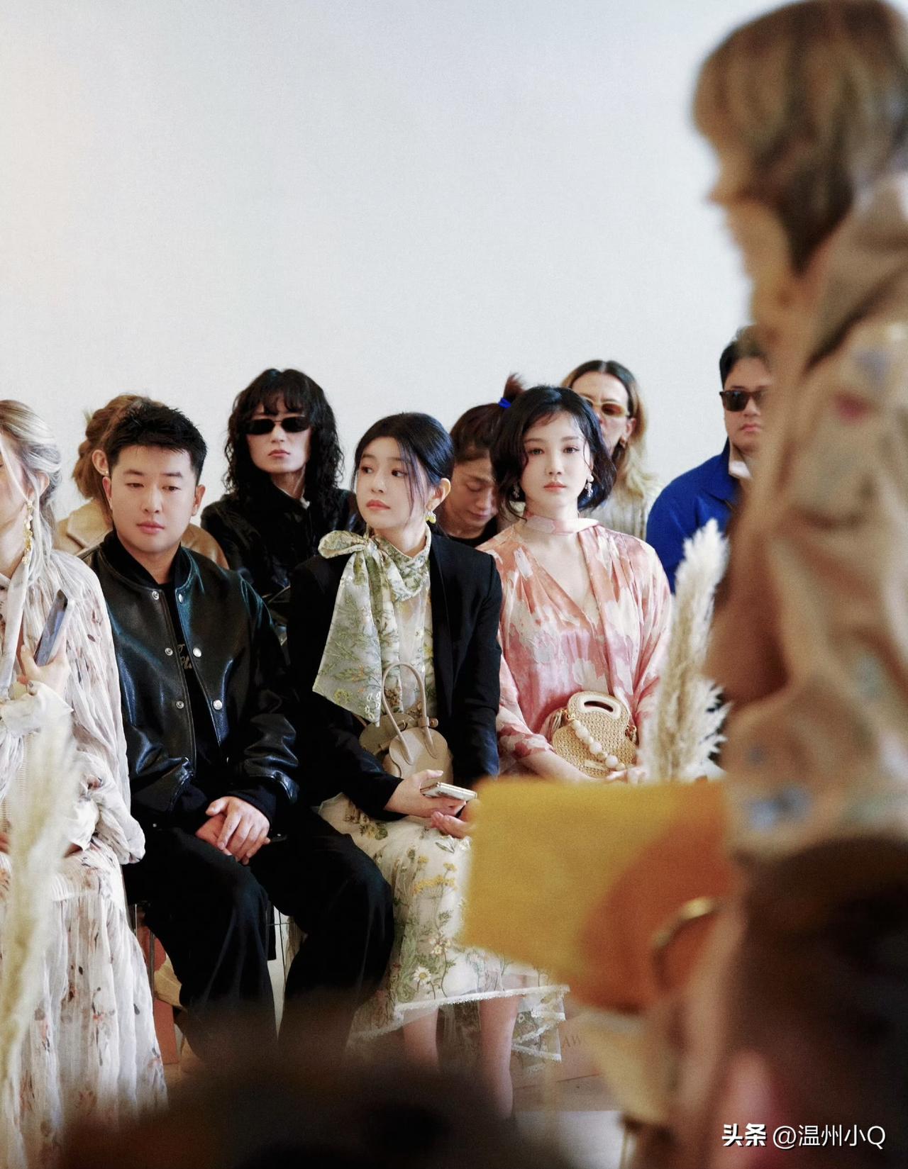 陈妍希比陈小纭大6岁，陈妍希生过孩子，但陈小纭未婚未育，但两人同框陈妍希躺赢。