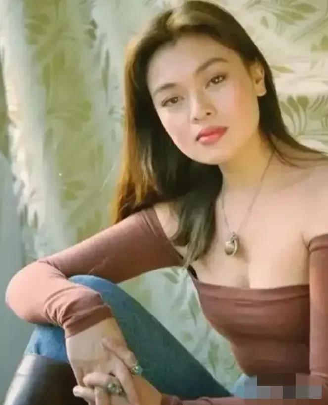 1987年，张艺谋筹拍《红高粱》，女主选了“丰乳肥臀”的史可。然而，巩俐也想出演