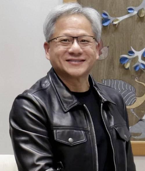黄仁勋的舅舅在美国经济并不宽裕，但还是答应姐姐，照顾送来美国的黄仁勋兄弟。可万万