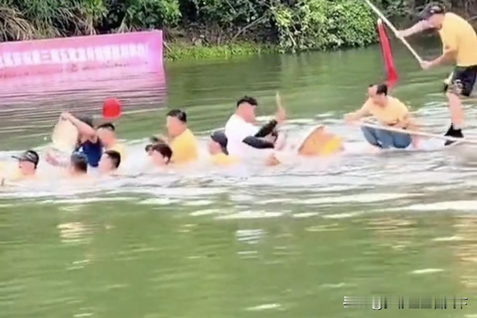 他们要去哪？
救屈原去了！
都看见屈原了，还在敲鼓？

屈原大师，我们来见你了