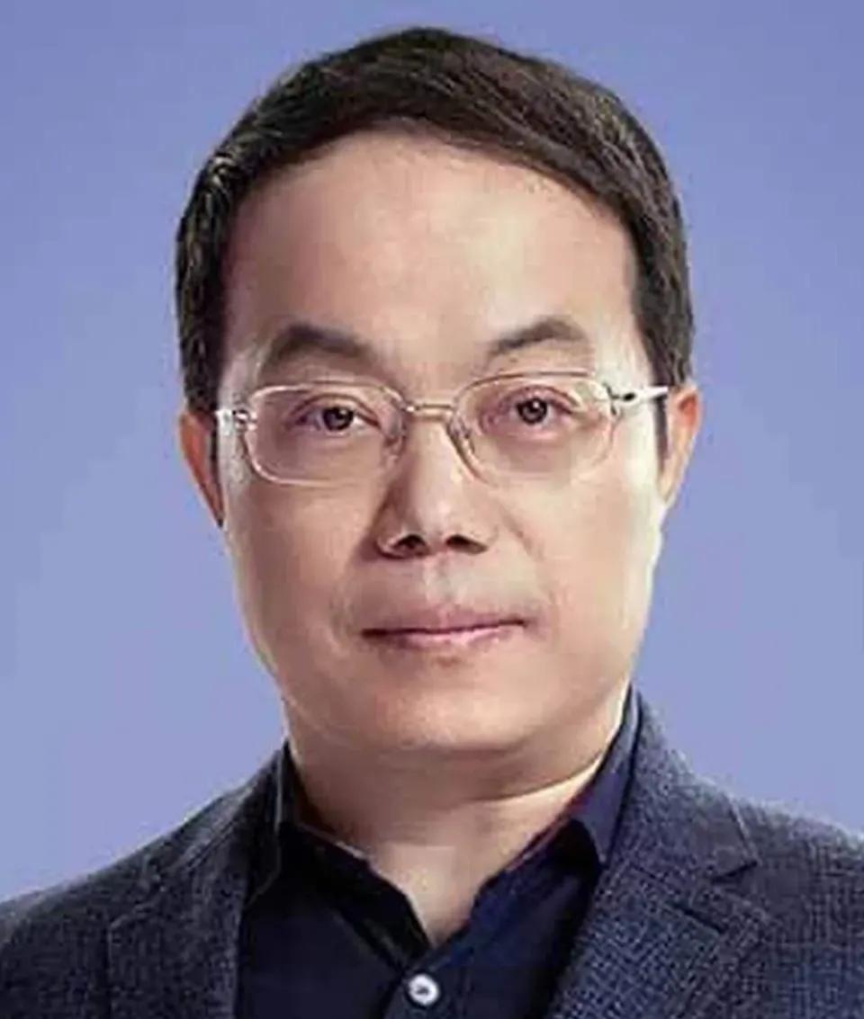 在伺候老人的问题上，北大心理学博士武志红说：“饭要给吃，药要给喂，身要给翻，心必