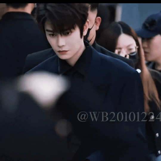 把范思哲穿得最有腔调的男人登场了 