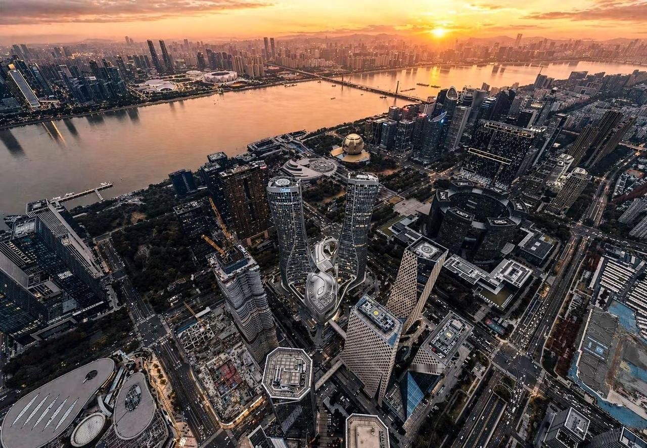 钱江两岸密集的CBD便是对第五城最好的诠释杭州 钱江新城
