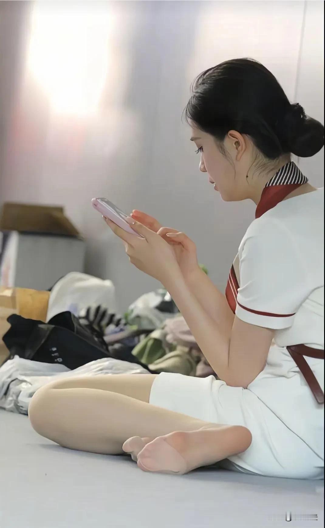 我颤抖着双手向他发出了最后一条消息。从此我的世界里没有了你，而你的城市里也不可能